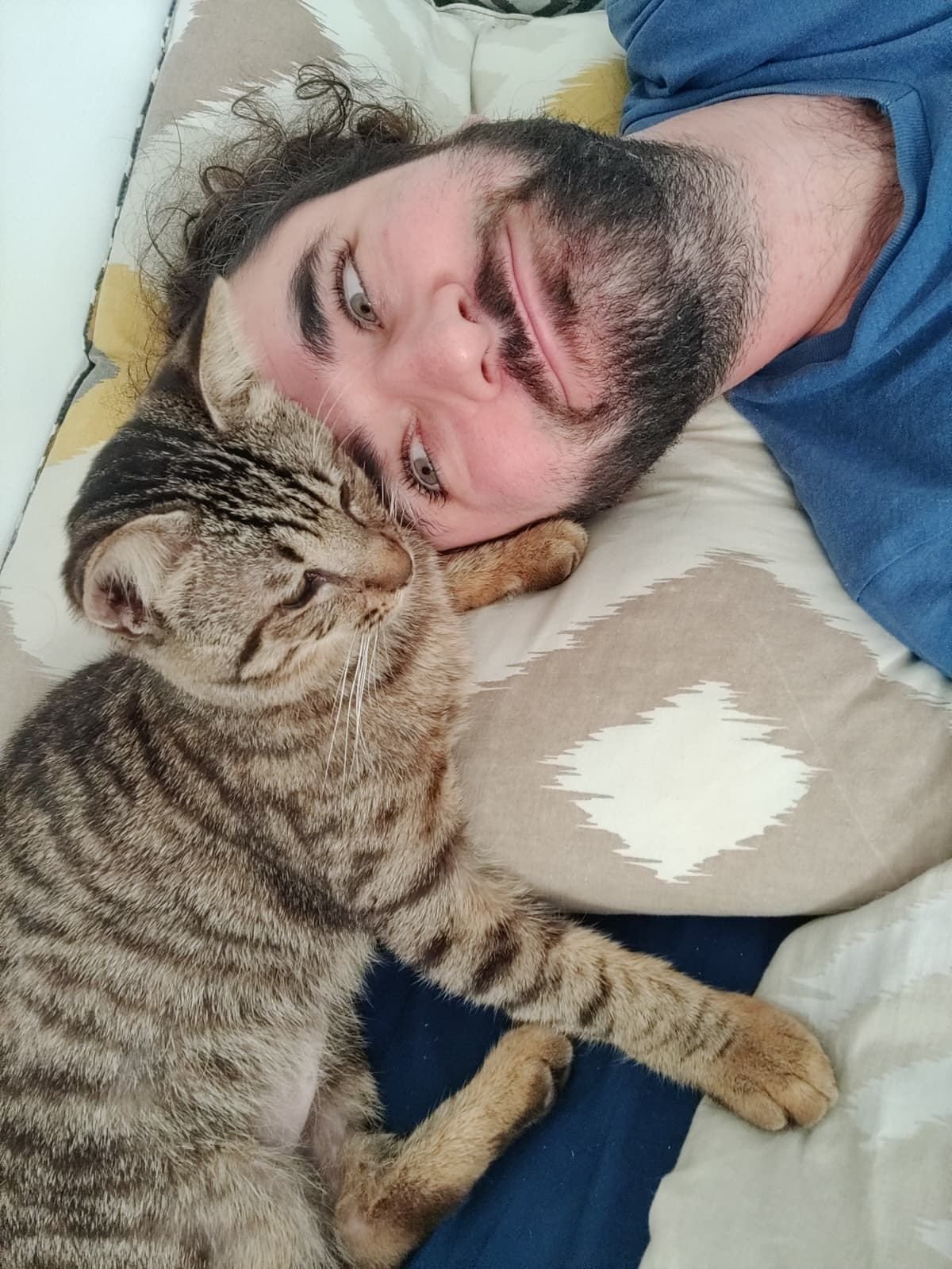 Zacharie Enguehard, avec un chat tigré.